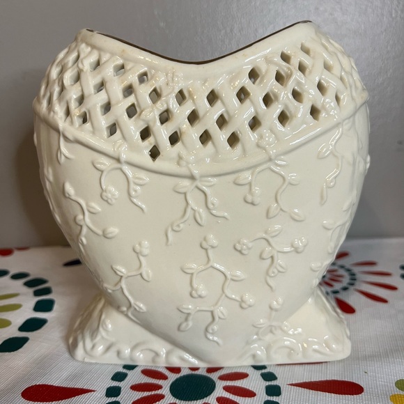 VTG Christmas Vase White Embossed With Holly Pine Cone Reticulated Rim Holiday - Picture 3 of 8